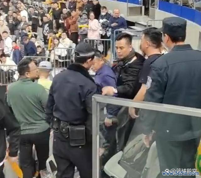 新疆主场要被措置？球迷看台投掷物品，辽宁曾被追罚5万 取消评优 违游记径再现赛场