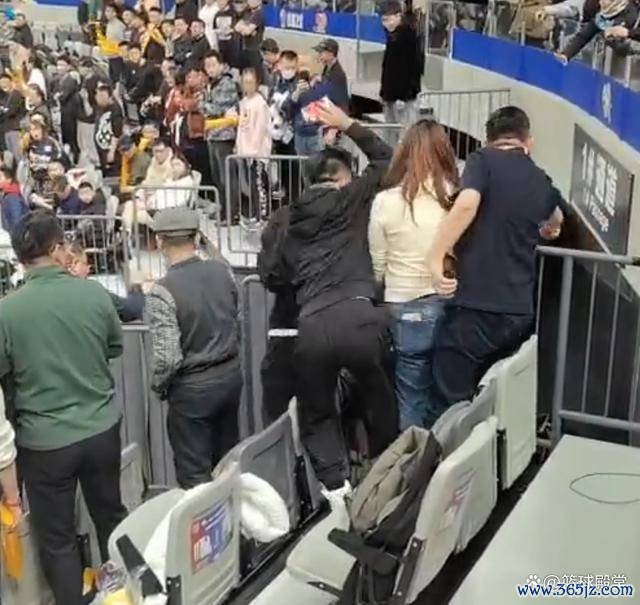 新疆主场要被措置？球迷看台投掷物品，辽宁曾被追罚5万 取消评优