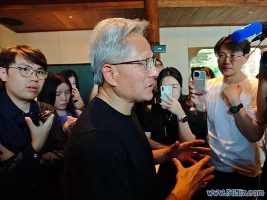 （7月16日下昼黄仁勋在北京接纳《财经》等媒体采访 照相/吴俊宇）